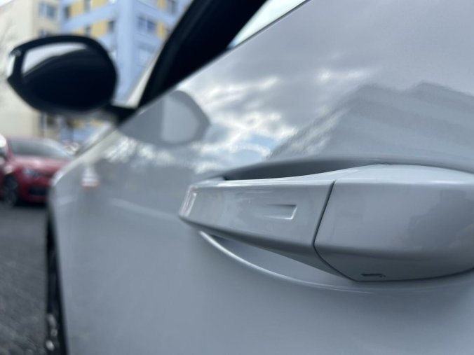 Peugeot 5008, Peugeot 5008 ALLURE Hybrid 145k e-DCS6, barva bílá