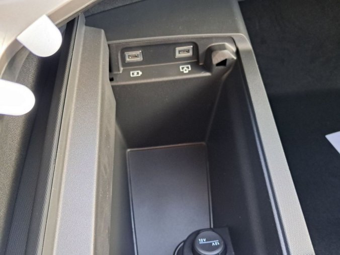 Peugeot 3008, Peugeot 3008 3008 GT Hybrid 145 e-DCS6, barva šedá