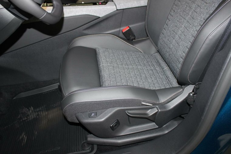 Peugeot 3008, Peugeot 3008 Allure Hybrid 136 e-DCS6, barva modrá