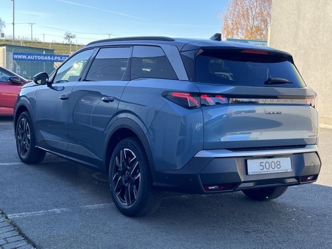 Peugeot 5008, Peugeot 5008 GT Hybrid 145 e-DCS6, barva modrá