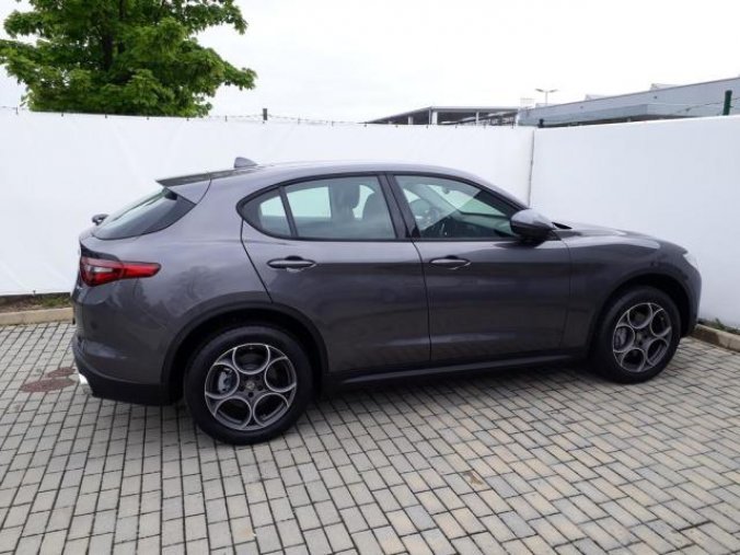 Alfa Romeo Stelvio, 2.0 200PS Super benzín 4x4 AT, barva šedá