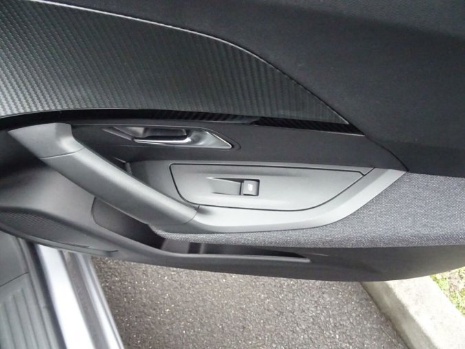 Peugeot 2008, Peugeot 2008 STYLE PureTech 100k MAN6, barva stříbrná