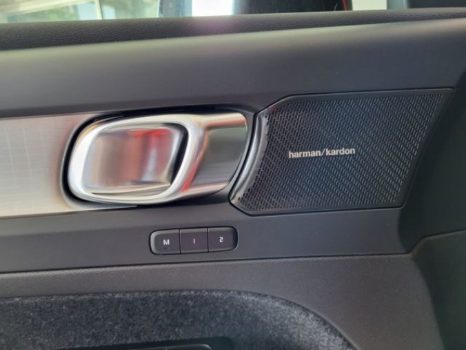 Volvo XC40, B4 2.0L 197+14 HP AT7 FWD PLUS, barva červená