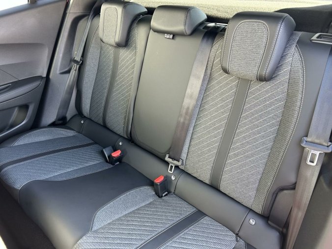 Peugeot 2008, Peugeot 2008 ALLURE Hybrid 136 e-DCS6, barva červená