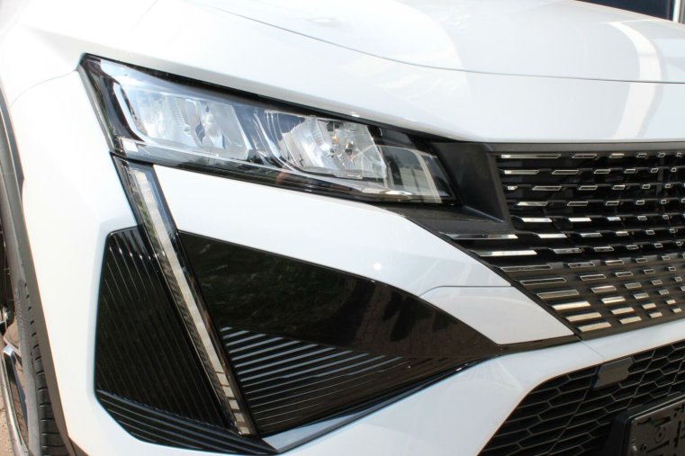 Peugeot 408, Peugeot 408 ALLURE Hybrid 145 e-DCS6, barva bílá