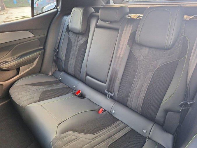 Peugeot 408, Peugeot 408 GT Hybrid 145 e-DCS6, barva bílá