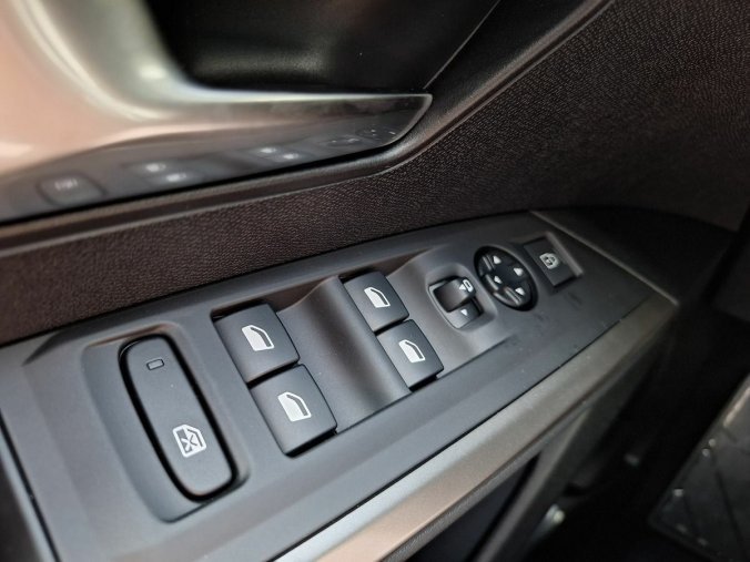 Peugeot 5008, Peugeot 5008 ALLURE Hybrid 145 e-DCS6, barva šedá