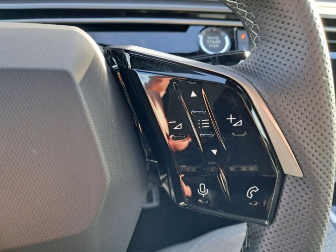 Peugeot 3008, Peugeot 3008 3008 GT Hybrid 145 e-DCS6, barva šedá