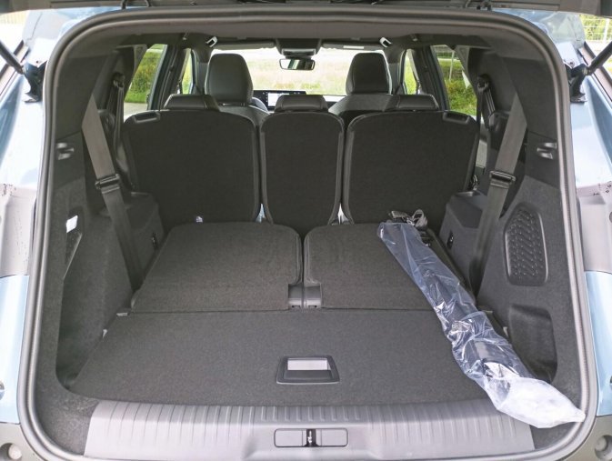Peugeot 5008, Peugeot 5008 ALLURE Hybrid 145 e-DCS6, barva modrá
