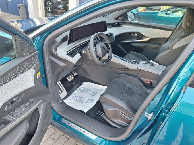 Peugeot 3008, Peugeot 3008 GT Elektromotor 157 kW / 210 k, barva modrá