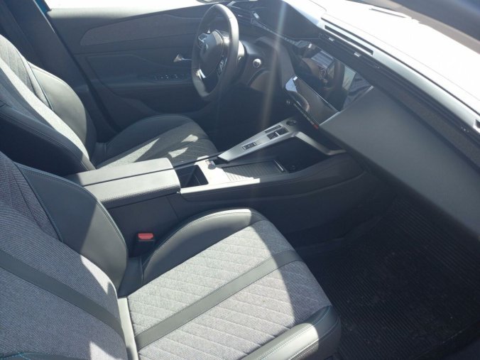 Peugeot 408, Peugeot 408 ALLURE Hybrid 145 e-DCS6, barva modrá