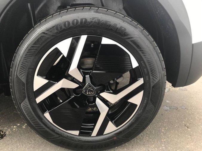 Peugeot 2008, Peugeot 2008 ALLURE Hybrid  1,2 145 e-DCS6, barva bílá