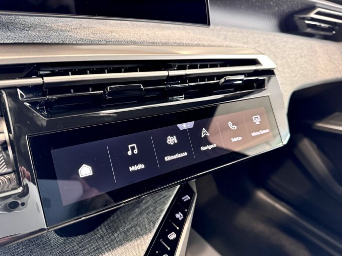 Peugeot 3008, Peugeot 3008 Elektromobil, e-dojezd 520km, barva modrá