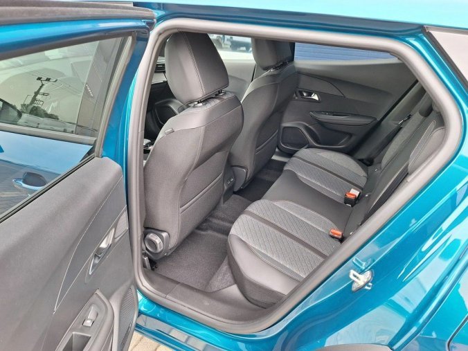 Peugeot 2008, Peugeot 2008 ALLURE PureTech 130  EAT8, barva modrá