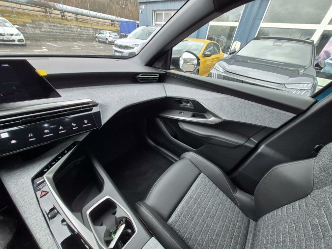 Peugeot 5008, Peugeot 5008 ALLURE Hybrid 145 e-DCS6, barva modrá