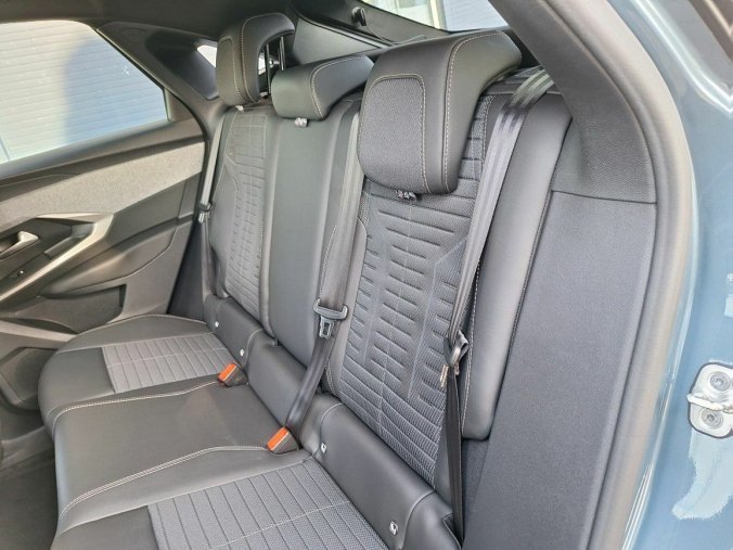 Peugeot 3008, Peugeot 3008 ALLURE Hybrid 136 e-DCS6, barva modrá
