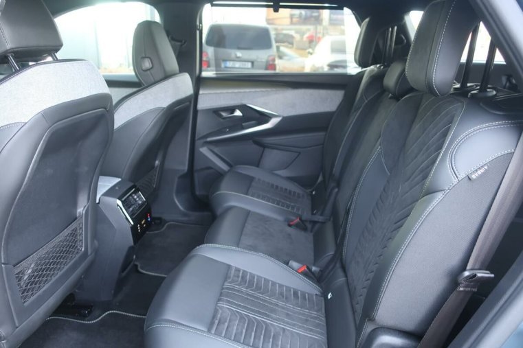 Peugeot 5008, Peugeot 5008 GT Elektromotor 157kW/210k 73, barva modrá