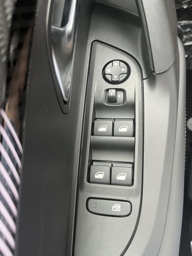Peugeot 2008, Peugeot 2008 ALLURE PureTech 100 S&S MAN6, barva bílá