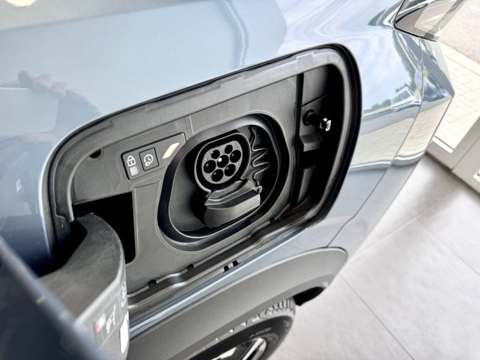 Peugeot 3008, Peugeot 3008 Elektromobil, e-dojezd 520km, barva modrá