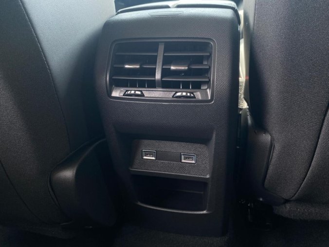 Peugeot 408, Peugeot 408 ALLURE Hybrid 145 e-DCS6, barva oranžová