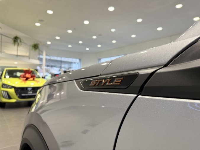 Peugeot 2008, Peugeot 2008 STYLE 100 koní, 7let záruka, barva šedá