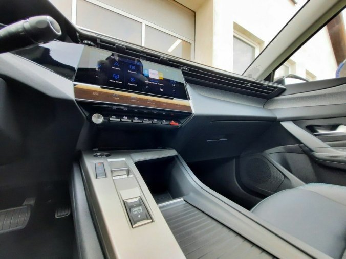 Peugeot 408, Peugeot 408 ALLURE Hybrid 145 e-DCS6, barva bílá