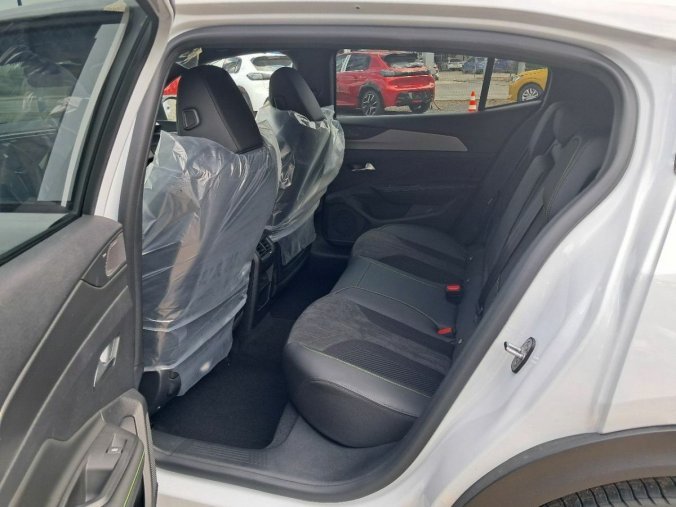 Peugeot 408, Peugeot 408 408 GT Hybrid 145 e-DCS6, barva bílá