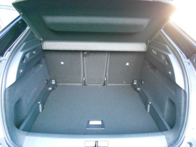 Peugeot 3008, Peugeot 3008 GT Hybrid 136 e-DCS6, barva bílá
