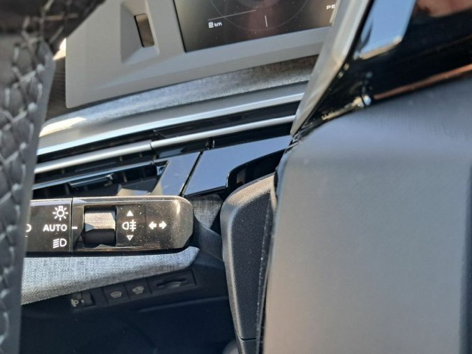 Peugeot 5008, Peugeot 5008 5008 ALLURE Hybrid 136 e-DCS6, barva modrá