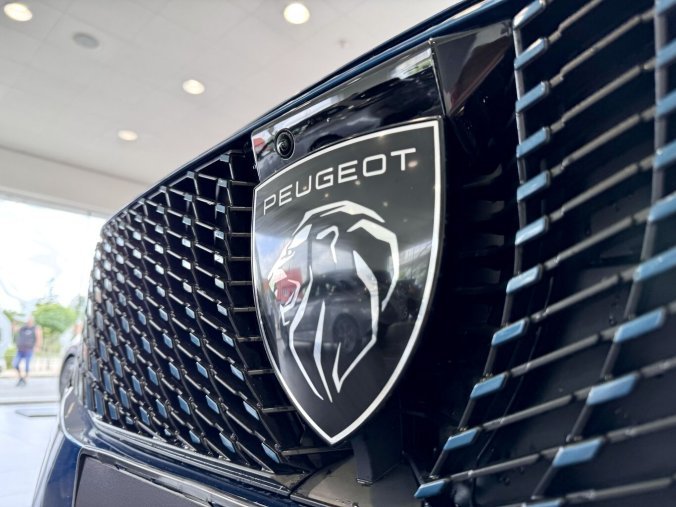 Peugeot 3008, Peugeot 3008 GT, Elektro, e-dojezd 520km, barva modrá