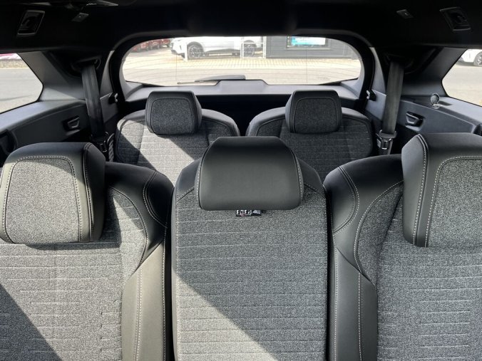 Peugeot 5008, Peugeot 5008 ALLURE Hybrid 145 e-DCS6, barva černá