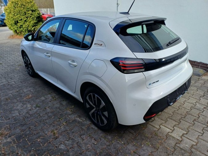 Peugeot 208, Peugeot 208 Style Elektro 100kW/136k, barva bílá