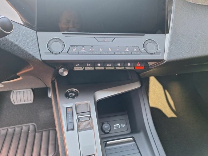Peugeot 408, Peugeot 408 ALLURE Hybrid 136 e-DCS6, barva červená