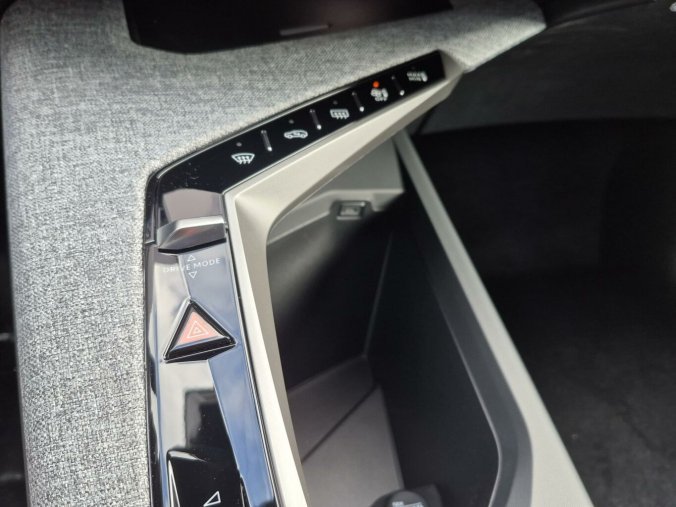 Peugeot 5008, Peugeot 5008 ALLURE Hybrid 145 e-DCS6, barva šedá