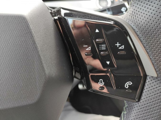Peugeot 3008, Peugeot 3008 GT 145k AUT HYBRID ALCANTARA, barva šedá