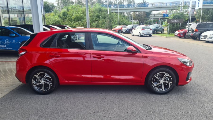 Hyundai i30, 1,5i 81 kW MT, barva červená