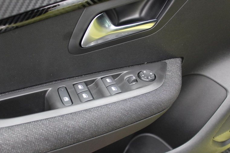 Peugeot 208, Peugeot 208 STYLE Turbo 100 MAN6, barva žlutá