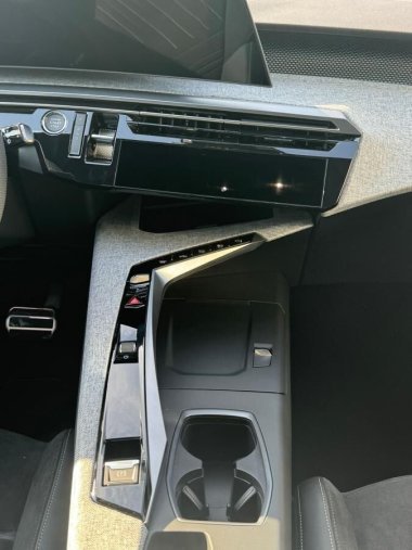 Peugeot 5008, Peugeot 5008 GT Elektromotor 157 kW / 210 k, barva modrá