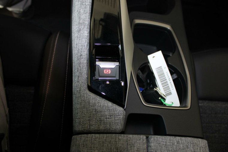 Peugeot 5008, Peugeot 5008 ALLURE Hybrid 136 e-DCS6, barva stříbrná