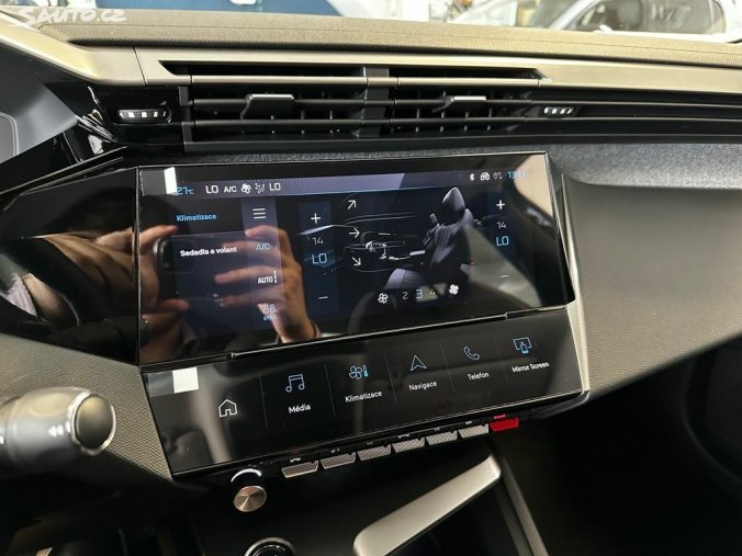 Peugeot 408, Peugeot 408 ALLURE Hybrid 145k e-DCS6, barva modrá