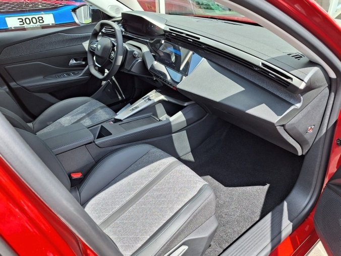 Peugeot 408, Peugeot 408 ALLURE Hybrid 145 e-DCS6, barva červená