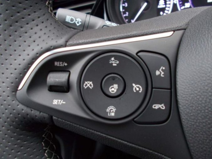 Opel Insignia, Ultimate Sports Tourer F 2.0 D, barva modrá