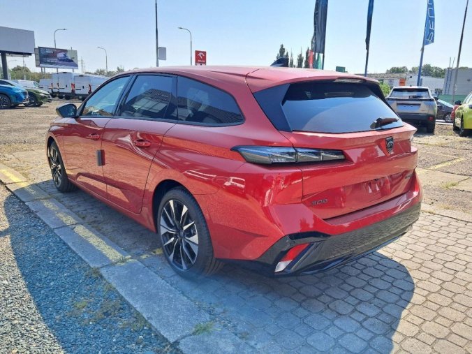 Peugeot 308, Peugeot 308 SW ALLURE Hybrid 145 e-DCS6, barva červená