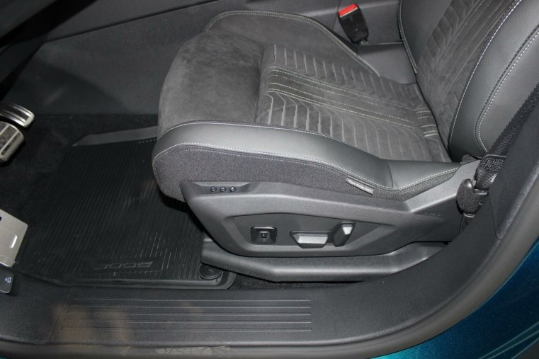 Peugeot 3008, Peugeot 3008 GT Hybrid 136 e-DCS6, barva modrá