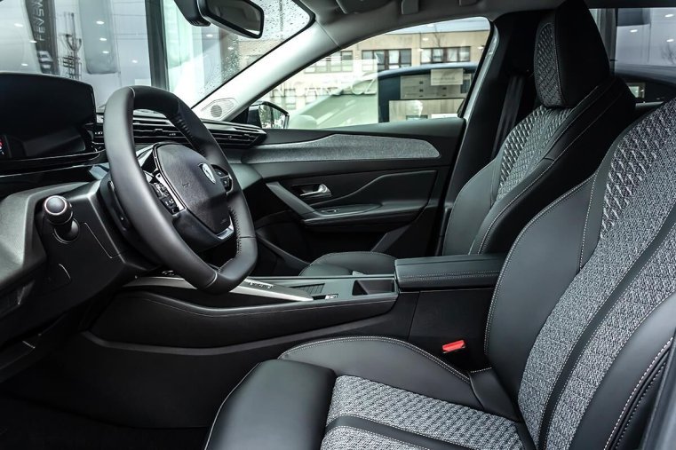 Peugeot 308, Peugeot 308 1,2 SW ALLURE Hybrid 145 e-DCS, barva bílá