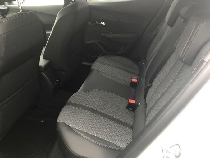 Peugeot 2008, Peugeot 2008 ALLURE Hybrid  136 e-DCS6, barva bílá