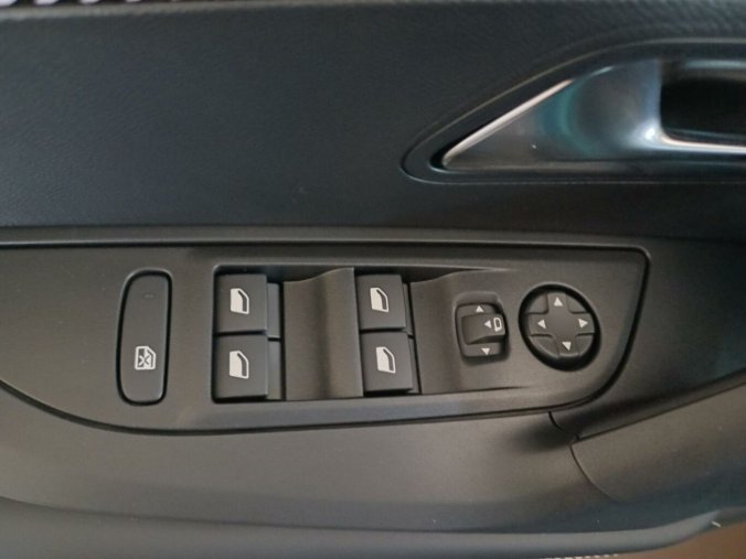 Peugeot 2008, Peugeot 2008 ALLURE 1.2 PureTech 100k, barva modrá