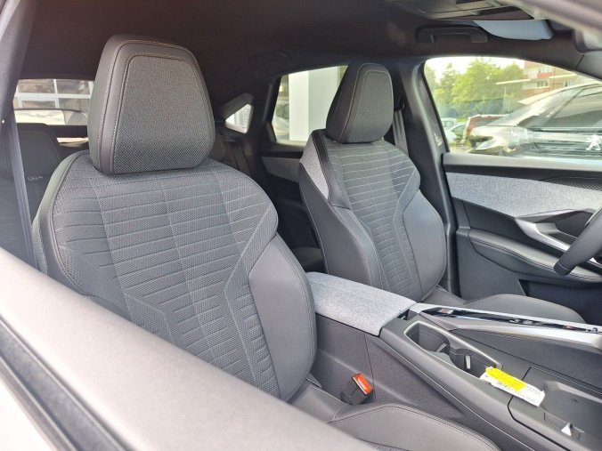 Peugeot 3008, Peugeot 3008 ALLURE Hybrid 145 e-DCS6, barva šedá