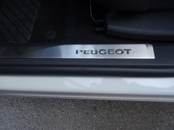 Peugeot 5008, GT Hybrid 136 e-DCS6, barva bílá