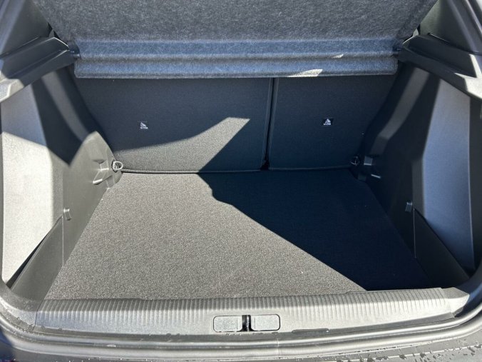 Peugeot 2008, Peugeot 2008 ALLURE Hybrid 136 e-DCS6, barva červená
